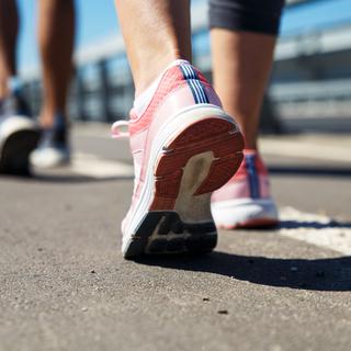Pieds, marche, running. [Fotolia - PointImages]