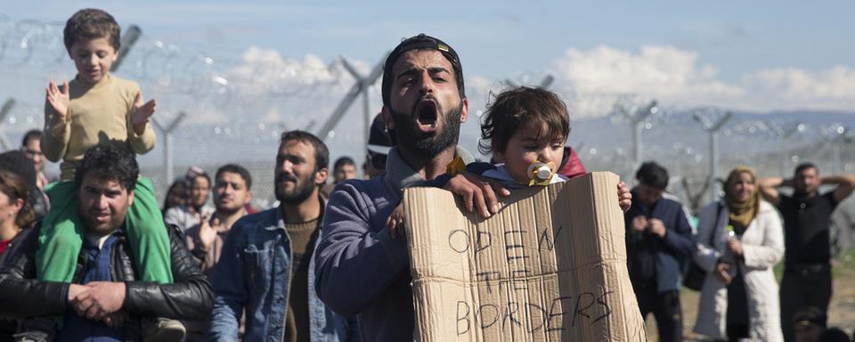 Des réfugiés bloqués au poste-frontière d'Idomeni entre la Grèce et la Macédoine. [AP Photo/Petros Giannakouris]