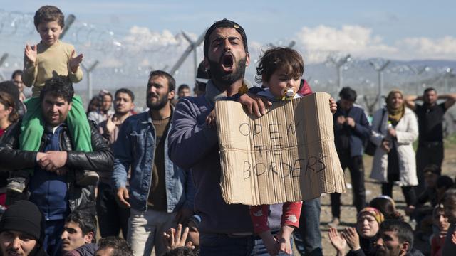 Des réfugiés bloqués au poste-frontière d'Idomeni entre la Grèce et la Macédoine. [AP Photo/Petros Giannakouris]