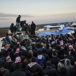 Des Syriens fuyant Alep attendent de pouvoir passer la frontière turque à Bab-Al Salama, le 5 février 2016. [AFP - Bulent Kilic]