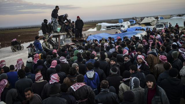 Des Syriens fuyant Alep attendent de pouvoir passer la frontière turque à Bab-Al Salama, le 5 février 2016. [AFP - Bulent Kilic]