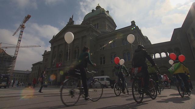 Les initiants se sont rendus à vélo à la Chancellerie fédérale [RTS]