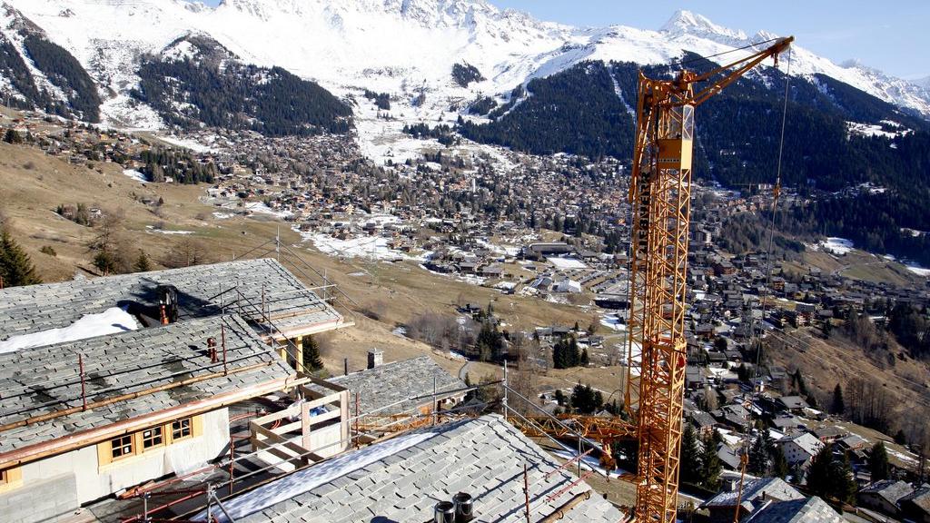 La commune de Bagnes est accusée d'avoir autorisé au moins une quinzaine de constructions illicites à Verbier. [Keystone - Denis Emery]