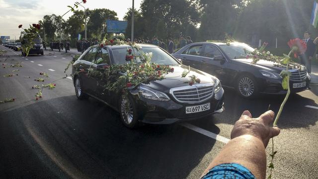 L'hommage de milliers d'Ouzbeks au président Karimov. [Keystone - AP Photo/Umida Akhmedova]