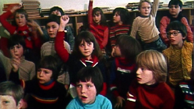 Les enfants véhiculent les clichés racistes de leurs manuels scolaires, 1978. [RTS]