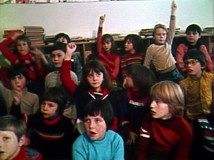 Les enfants véhiculent les clichés racistes de leurs manuels scolaires, 1978. [RTS]