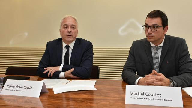 Le PDC Martial Courtet, ministre de la Formation, de la Culture et des Sports jurassien, et Pierre-Alain Cattin, chef du Service de l'enseignement. [RTS - Gaël Klein]