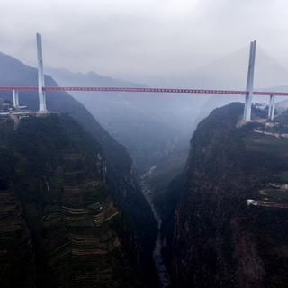 Le Pont Beipanjiang, dans le sud-ouest de la Chine, culmine à 565 mètres au-dessus d'une rivière. [YANG LINHUA / IMAGINECHINA]