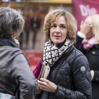 La socialiste Ursula Wyss en campagne dans les rues de Berne le 12 novembre 2016. [Keystone - Alessandro della Valle]