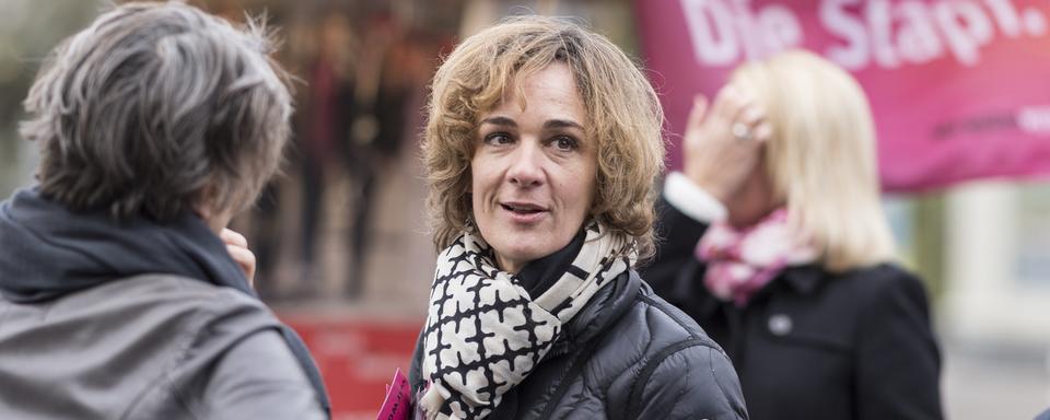 La socialiste Ursula Wyss en campagne dans les rues de Berne le 12 novembre 2016. [Keystone - Alessandro della Valle]