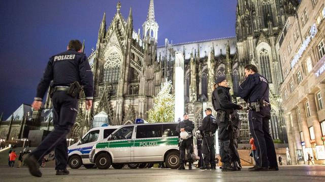 La police patrouille à Cologne après les agressions sexuelles. [key - EPA/Maja Hitij]