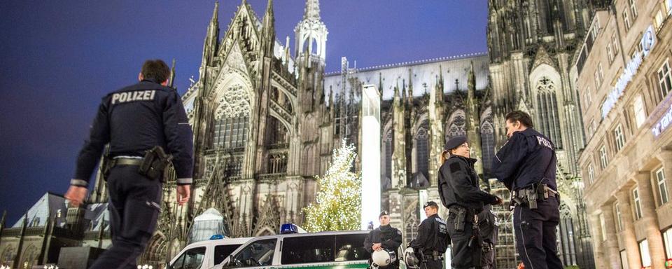 La police patrouille à Cologne après les agressions sexuelles. [key - EPA/Maja Hitij]