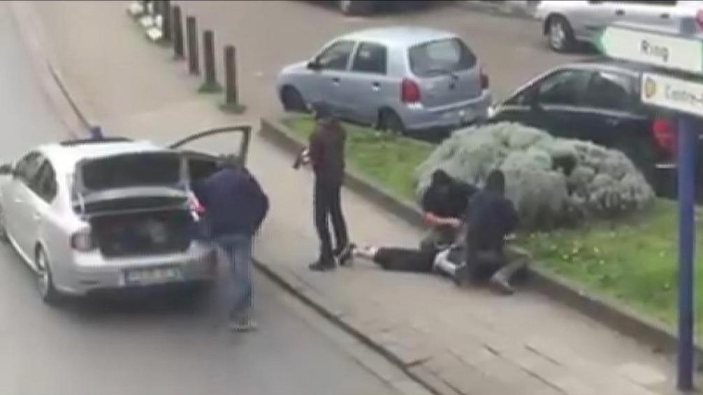 Image de l'arrestation dans le quartier d'Anderlecht, à Bruxelles. [Sebastian Kamran via AP]