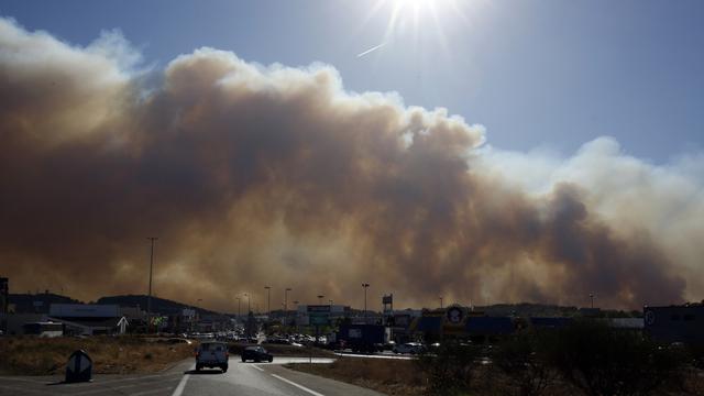 De la fumée était visible mercredi après-midi au-dessus de Marseille. [Reuters - Philippe Laurenson]