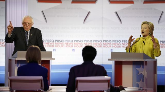 Bernie Sanders et Hillary Clinton lors de ce sixième débat télévisé. [AP Photo/Morry Gash]