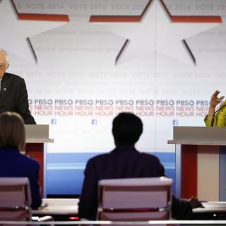 Bernie Sanders et Hillary Clinton lors de ce sixième débat télévisé. [AP Photo/Morry Gash]