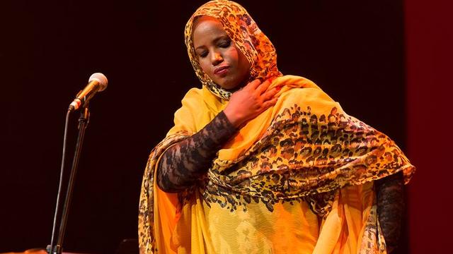 La chanteuse sahraoui Aziza Brahim. [azizabrahim.com]