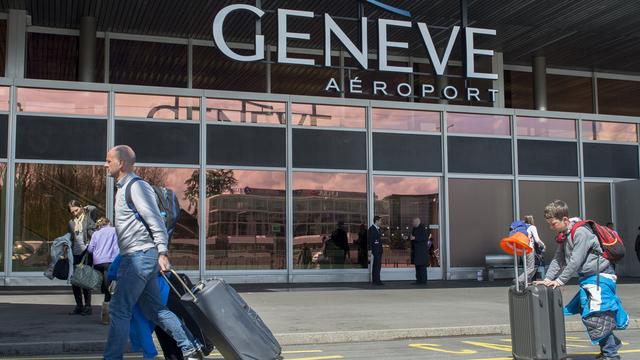 De nombreux employés attendent une autorisation de travailler sur le site de l'aéroport. [Martial Trezzini]