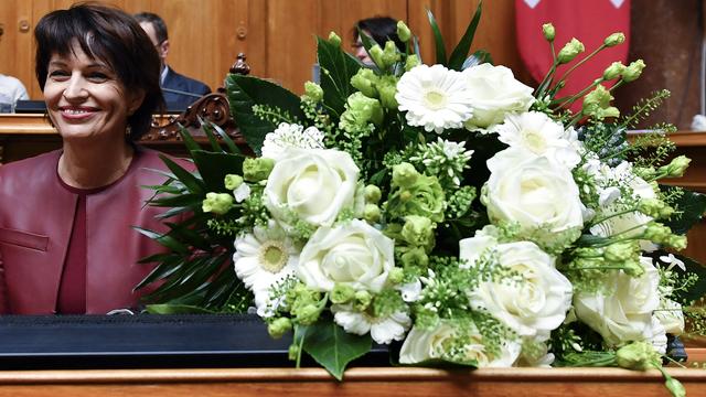 Doris Leuthard et son bouquet présidentiel. [Keystone - Peter Schneider]