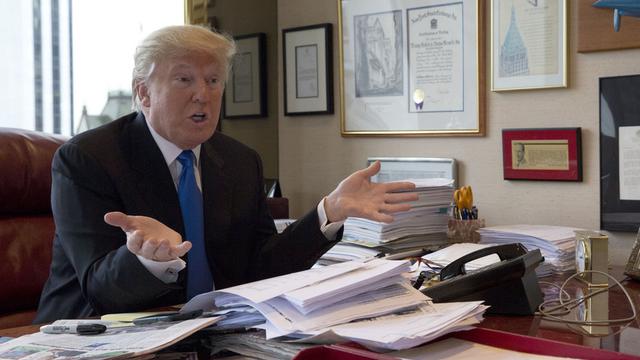 Donald Trump à son bureau dans la trump Tower à New York en mai 2016. [Keystone - Mary Altaffer]