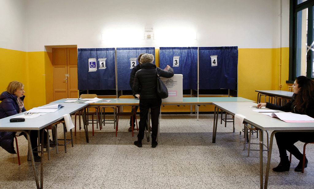 Les italiens votent ce dimanche [Reuters - Alessandro Garofalo]