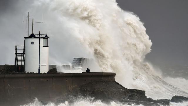 A Porthcawl, au Pays de Galles, les vagues atteignent une hauteur impressionnante. [Keystone - Joe Giddens/PA via AP]