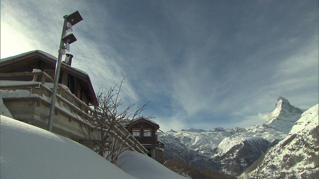 Le radar détecte les avalanches avant d'avertir les automobilistes et d'actionner un barrière sur la route. [SRF - Stéphane Mex]