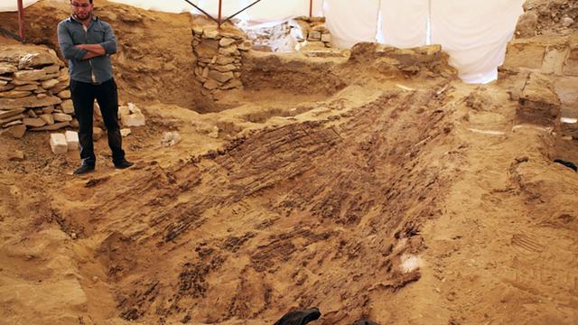 Des archéologues tchèques ont découvert un ancien bateau funéraire vieux de 4'500 ans, dans l'ancien royaume d'Abousir, au sud-ouest du Caire.