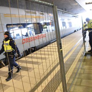 Des policiers installent des barrières à la gare de Malmö. [AFP - Johan Nilsson- TT - TT NEWS AGENCY]