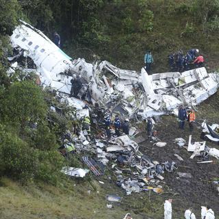 Les secouristes sur le site du crash, qui a fait 71 morts. [AP/Keystone - Luis Benavides]