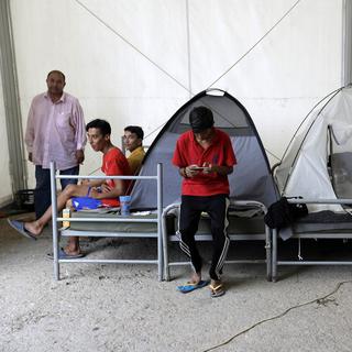 Les migrants arrivés en Grèce attendent d'être envoyés en Suisse (photo d'illustration). [AP/Keystone - Thanassis Stavrakis]