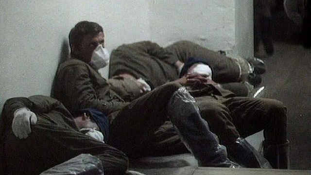 Hommes travaillant à la décontamination du site de Tchernobyl, 1986. [RTS]