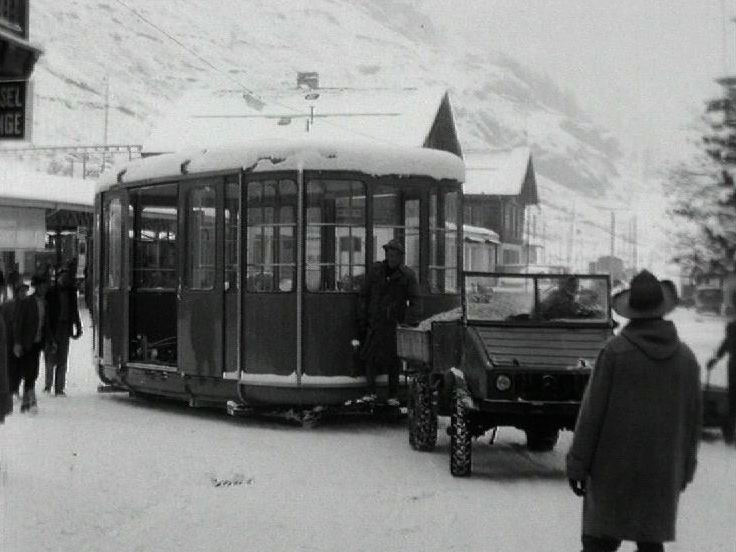 Arrivée d'une nouvelle cabine de ski à Zermatt, 1964. [RTS]