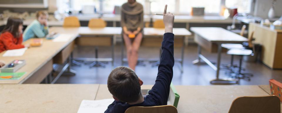 A l'école primaire, quatre instituteurs sur cinq en Suisse sont des institutrices. [Keystone - Gaëtan Bally]