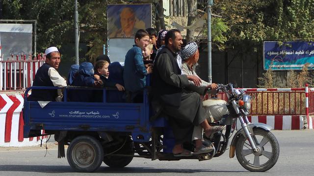 Des habitants de Kunduz quittent la ville afghane, théâtre de combats entre les forces gouvernementales et les talibans, le 5 octobre 2016. [AFP - BASHIR KHAN SAFI]