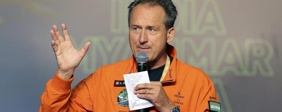 André Borschberg à l'arrivée de Solar Impulse à Abou Dhabi. [Keystone - EPA/Stringer]