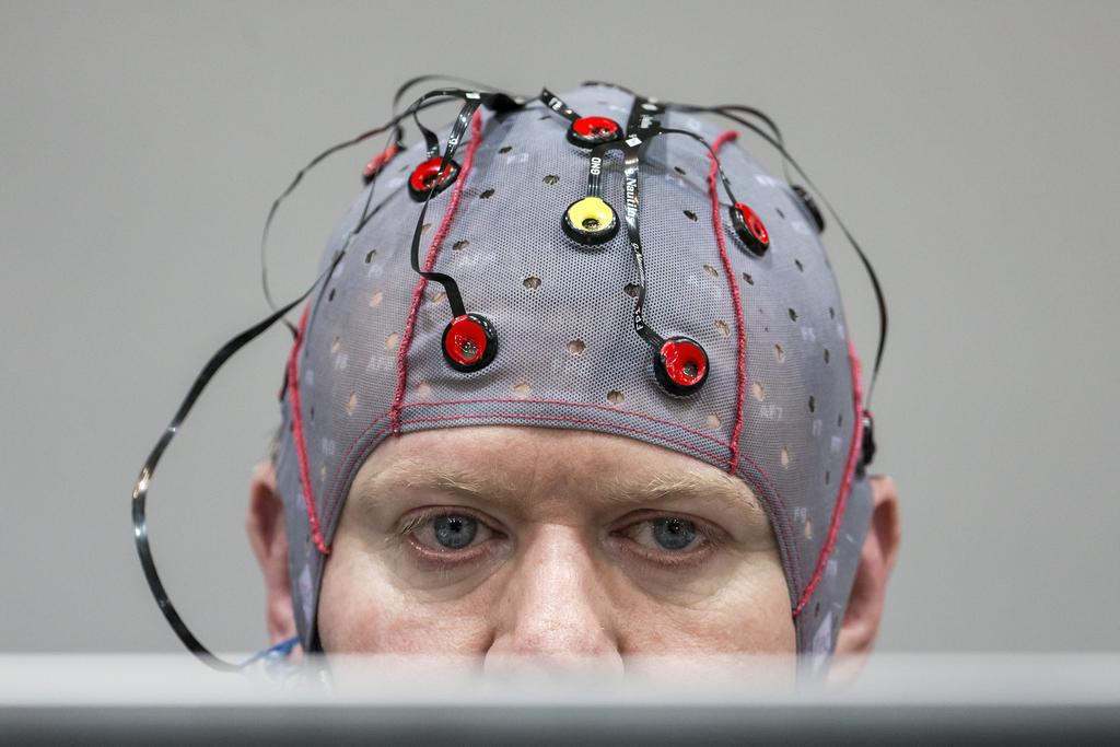 Un homme déplace un avatar dans un jeu vidéo par la seule activation de certaines zones du cerveau. [Keystone - Alexandra Wey]