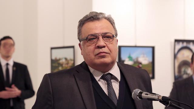 L'ambassadeur russe en Turquie Andreï Karlov au moment de son discours. Derrière lui à gauche, son assaillant. [Burhan Ozbilici]