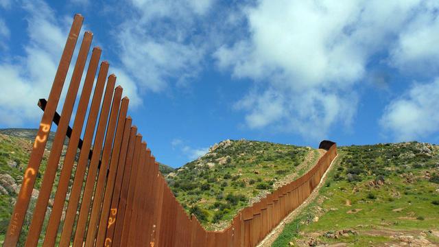 Le "Border Wall" s'érigeant entre le Mexique et les Etats-Unis menace les écosystèmes de la région. [Keystone - David Maung]