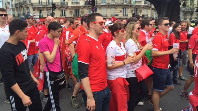 Une marée rouge a envahi Paris à quelques heures du match Suisse-Roumanie. [Michel Di Tria]