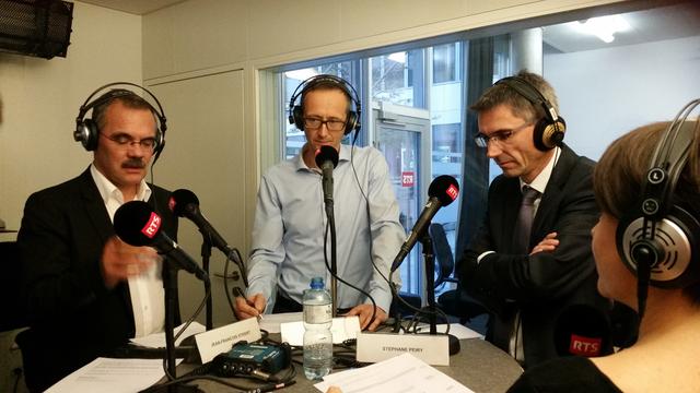 Jean-François Steiert (PS), Olivier Curty (PDC) et Stéphane Peiry (UDC). [RTS - Katia Bitsch]