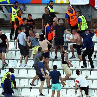 Violents heurts à Marseille en marge du match Angleterre-Russie. [Keystone - EPA/Ali Haider]