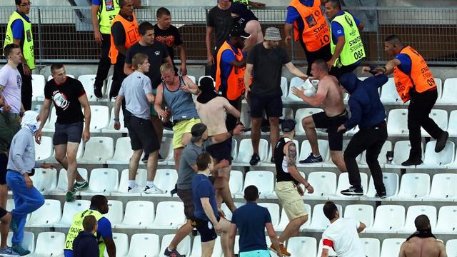 Violents heurts à Marseille en marge du match Angleterre-Russie. [Keystone - EPA/Ali Haider]