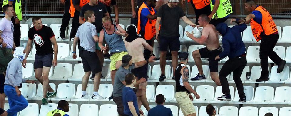 Violents heurts à Marseille en marge du match Angleterre-Russie. [Keystone - EPA/Ali Haider]