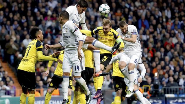 Varane écarte le danger devant Schmelzer. [Juanjo Martin]