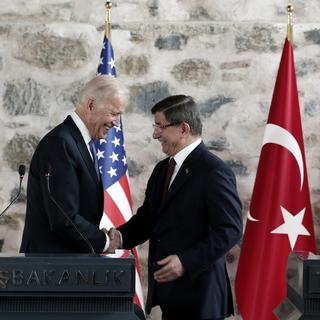 Joe Biden, vice-président américain et Ahmet Davutoglu, premier ministre turc. [Keystone - Sedat Suna - Pool Photo via AP]