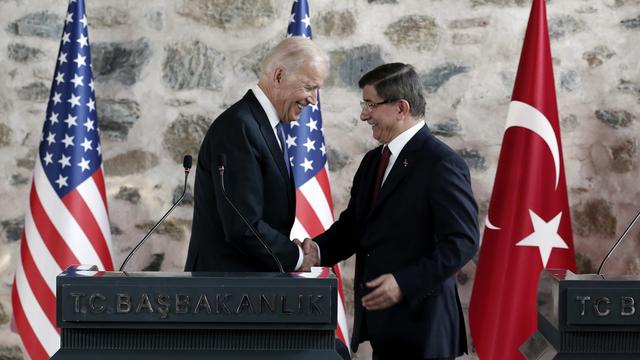 Joe Biden, vice-président américain et Ahmet Davutoglu, premier ministre turc. [Keystone - Sedat Suna - Pool Photo via AP]