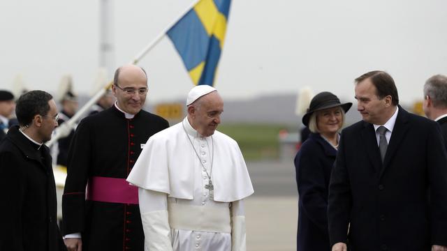 Le pape François est reçu par le Premier ministre suédois Stefan Lofven (à droite) sur le tarmac de l'aéroport de Malmö, ce 31 octobre 2016.