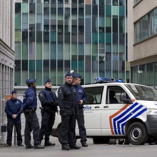 Le dispositif policier est renforcé devant l'immeuble de la police fédérale belge. [AP Photo/Keystone - Peter Dejon]