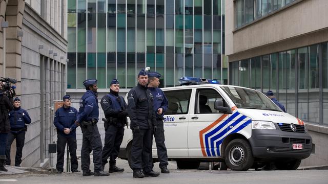 Le dispositif policier est renforcé devant l'immeuble de la police fédérale belge. [AP Photo/Keystone - Peter Dejon]